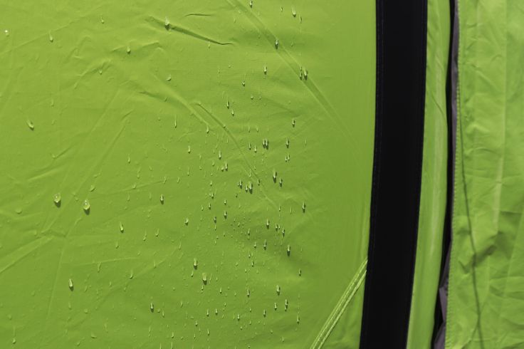 L’impermeabilizzazione impedisce all'acqua sporca e al fango di penetrare nel tessuto della tenda ©&nbsp;Fritz Berger