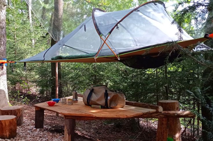 Le tende sull'albero uniscono il vantaggio di un'amaca al comfort di una tenda © Waldcamping-Thalheim